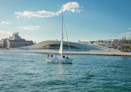 Gita privata in barca a vela da Doca de Alcântara a Tago con visita turistica con Enjoy Tagus Lisbon.