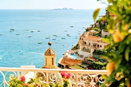 Uitzicht op de zee en de heuvel in Positano gezien tijdens de boottocht naar de kust van Sorrento, Positano en Amalfi met HP Travel.