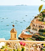 Blick von oben auf die Kirche von Positano, die während der Bootstour zur Sorrentinischen Küste und nach Positano & Amalfi mit HP Travel besucht werden kann.