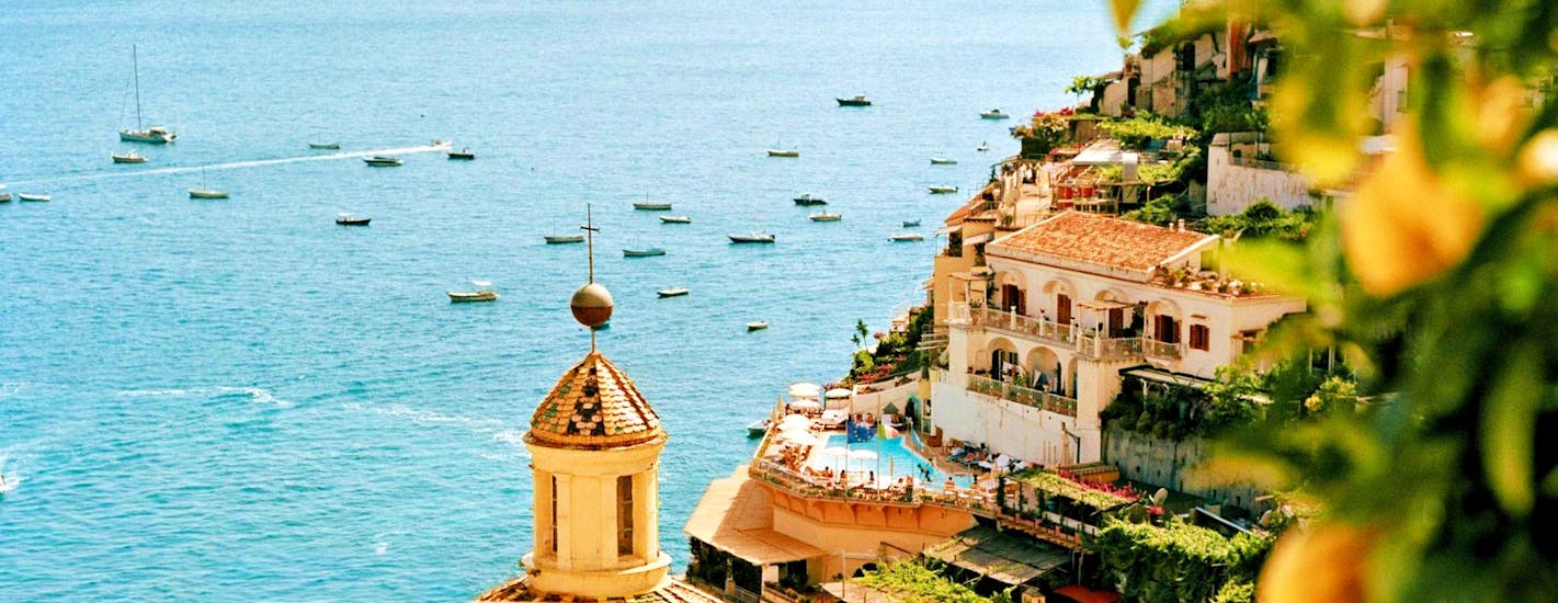 Chiesa di Santa Maria Assunta a Positano vista durante la Gita in barca lungo la costa sorrentina, a Positano e Amalfi con HP Travel.