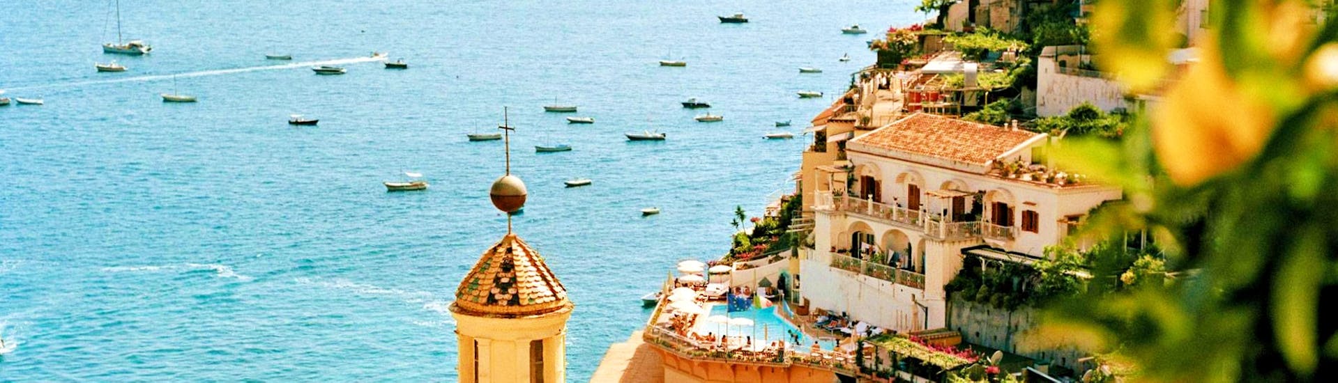 Blick auf das Meer und den Hügel in Positano, der während der Bootstour zur Sorrentinischen Küste und nach Positano & Amalfi mit HP Travel besucht werden kann.