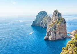 Luftaufnahme der Felsformationen von Capri, die Faraglioni, die man während der Bootstour rund um Capri mit Schwimm-Stopp mit HP Travel Capri sehen kann.