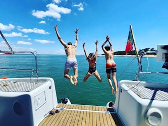 Tres niños saltan para darse un refrescante chapuzón en las aguas azules durante un viaje en barco privado desde Lisboa con Tagus Cruises Lisboa.