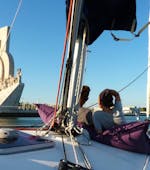 Una pareja disfrutando de la vista del Monumento a los Descubrimientos, en un día soleado en el río Tajo, durante un viaje en barco privado desde Lisboa con Tagus Cruises Lisboa.