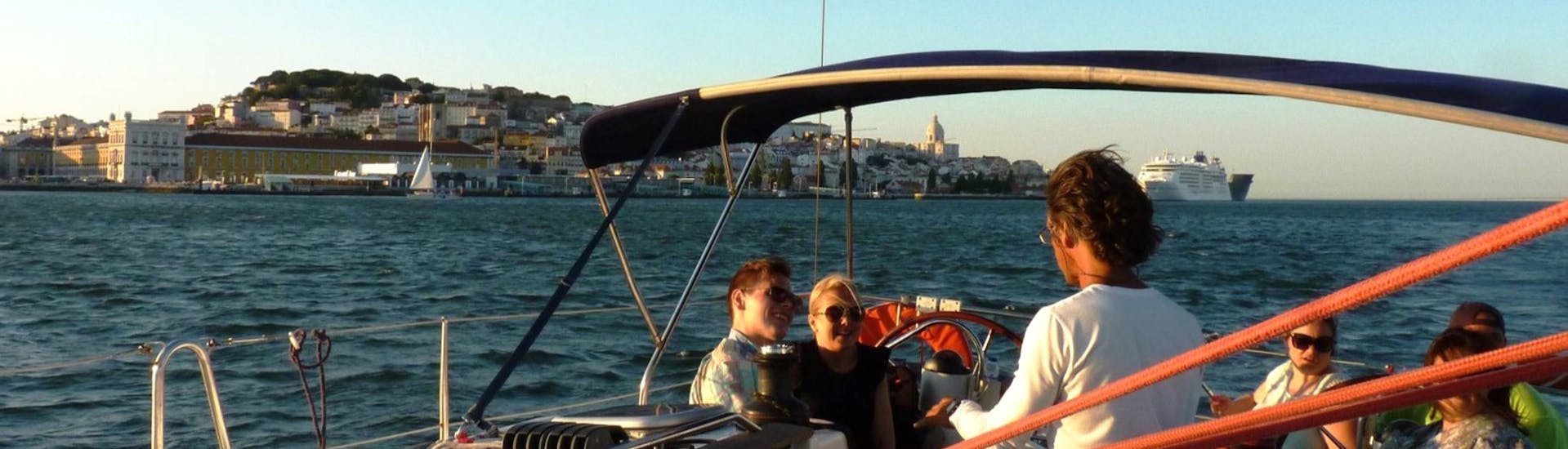 Eine Gruppe von Freunden genießt einen Tag in der Sonne auf dem Tajo, während ein erfahrener Skipper sie während einer privaten Bootstour mit Taguscruises Lisboa zu den Sehenswürdigkeiten von Lissabon führt.