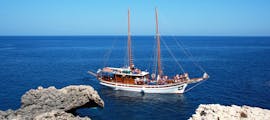 Vista del San Antonio II durante la Gita in barca da Protaras lungo la costa orientale con Paphos Sea Cruises Cyprus.