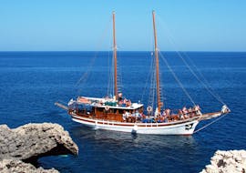 Blick auf San Antonio II auf der Bootstour von Protaras entlang der Ostküste mit Paphos Sea Cruises.