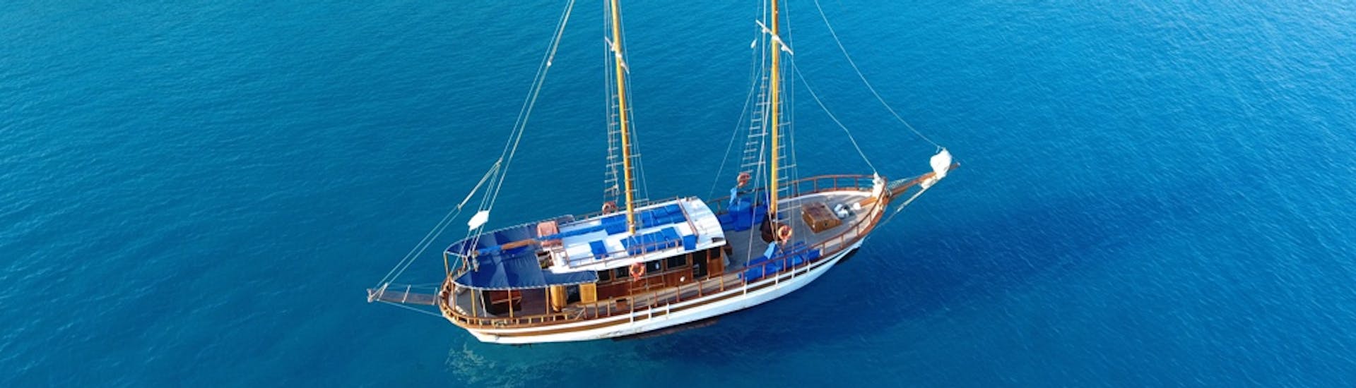 Vista del San Antonio II durante la Gita in barca da Protaras lungo la costa orientale con Paphos Sea Cruises Cyprus.