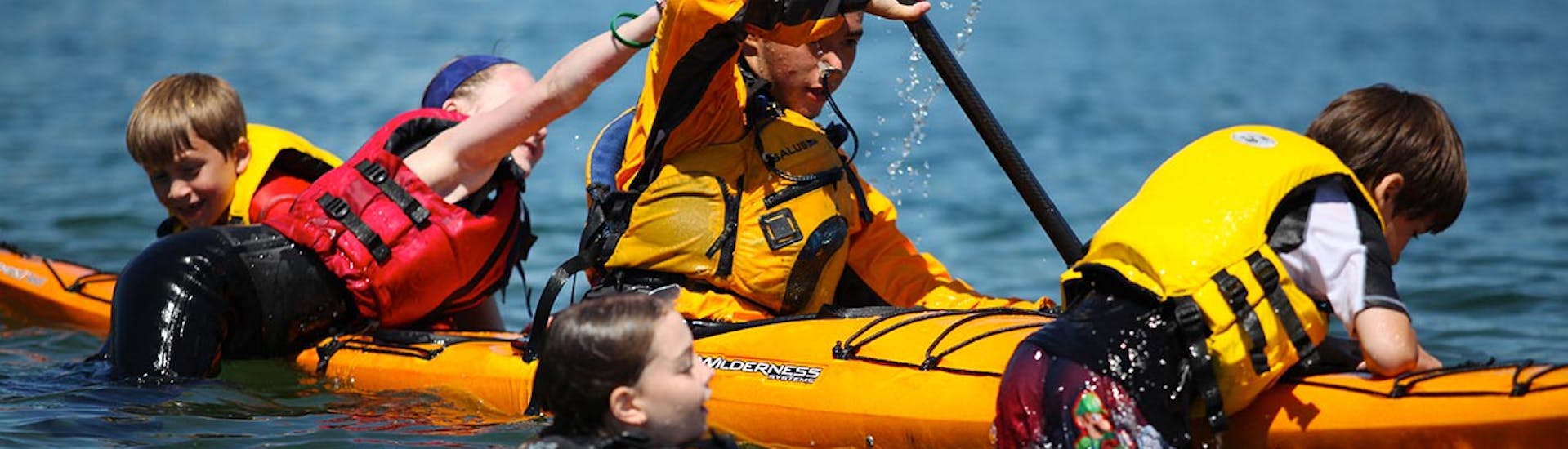 Un enfant s'amusant sur un kayak pendant la location organisée par Kayaking Premantura.