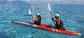 Deux personnes sur un kayak pendant la location organisée par Kayaking Premantura.