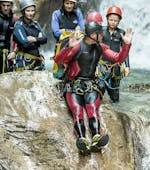 The guide explains how to slide properly during canyoning in Westendorf for families and children with Der Guide Brixental.