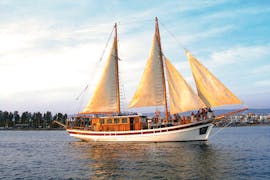 Die großartige San Antonio II auf einer Bootstour zum Kap Greco bei Sonnenuntergang mit Paphos Sea Cruises.