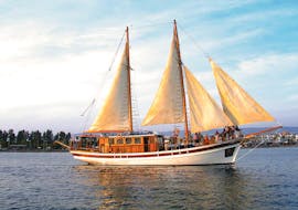 Le grand San Antonio II lors d'une balade en bateau au coucher du soleil vers le cap Greco avec Paphos Sea Cruises.