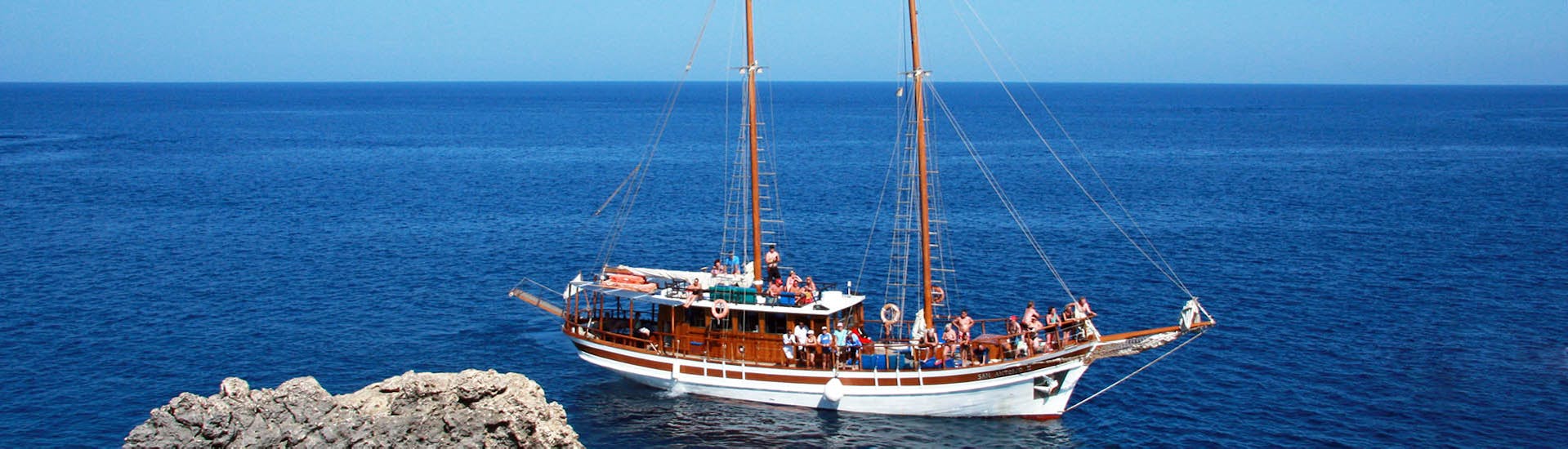 Vue du San Antonio II lors de la balade en bateau au coucher du soleil vers la baie de Konnos ou le cap Greco avec  Paphos Sea Cruises.