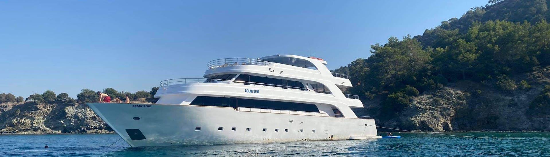 Bild des Bootes, das für die Luxusyachttour zu den Bädern der Aphrodite und der Blauen Lagune mit Paphos Sea Cruises Cyprus verwendet wird.