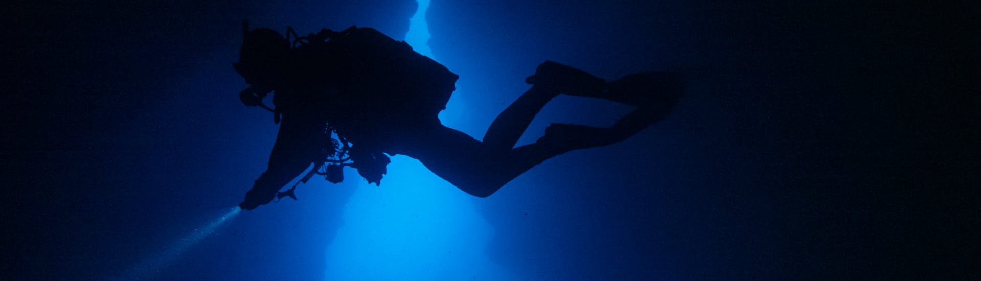 A boy ready to dive during the SSI Open Water Diver Course in Arrábida for Beginners with Arrábida Experiences.