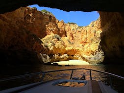 Nuestro barco dentro de la cueva de Benagil durante una excursión privada en barco al atardecer a la cueva de Benagil desde Portimão con SeaSiren Tours Algarve.