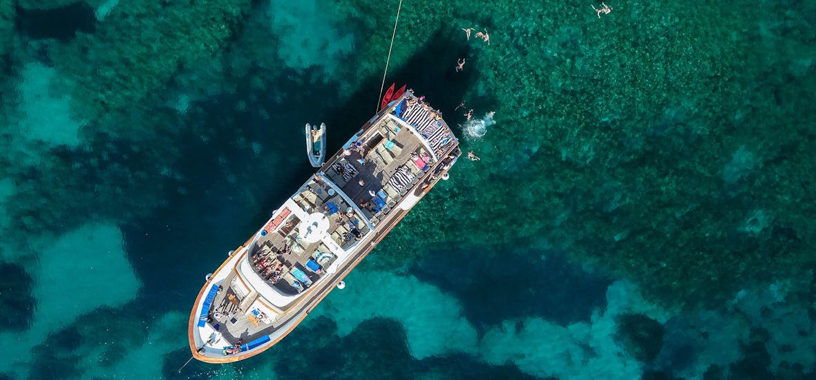 Vista aerea della Sea Star durante la crociera all-inclusive da Latchi alla Laguna Blu e Paphos con Paphos Sea Cruises.