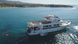 La Sea Star durante la crociera all-inclusive da Latchi alla Laguna Blu e a Paphos con Paphos Sea Cruises.