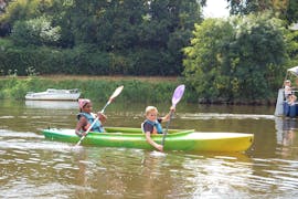 Two children paddling thanks to the the Kayak & Canoe Hire on the Mayenne River near Angers with Canotika Tourisme Mayenne.
