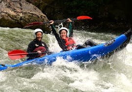 Dos participantes divirtiéndose en un emocionante recorrido en kayak desde Arboló hasta Figuereta por Noguera Pallaresa con La Rafting Company Sort.