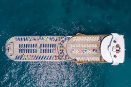 Foto van de boot die is gebruikt voor de luxe cruise van Paphos naar Rikkos Beach met onderwaterzicht met Paphos Sea Cruises Cyprus.