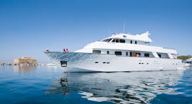 L'Ocean Flyer ancorato durante una gita in yacht di lusso a Coral Bay e alle grotte marine - Solo adulti con Paphos Sea Cruises.