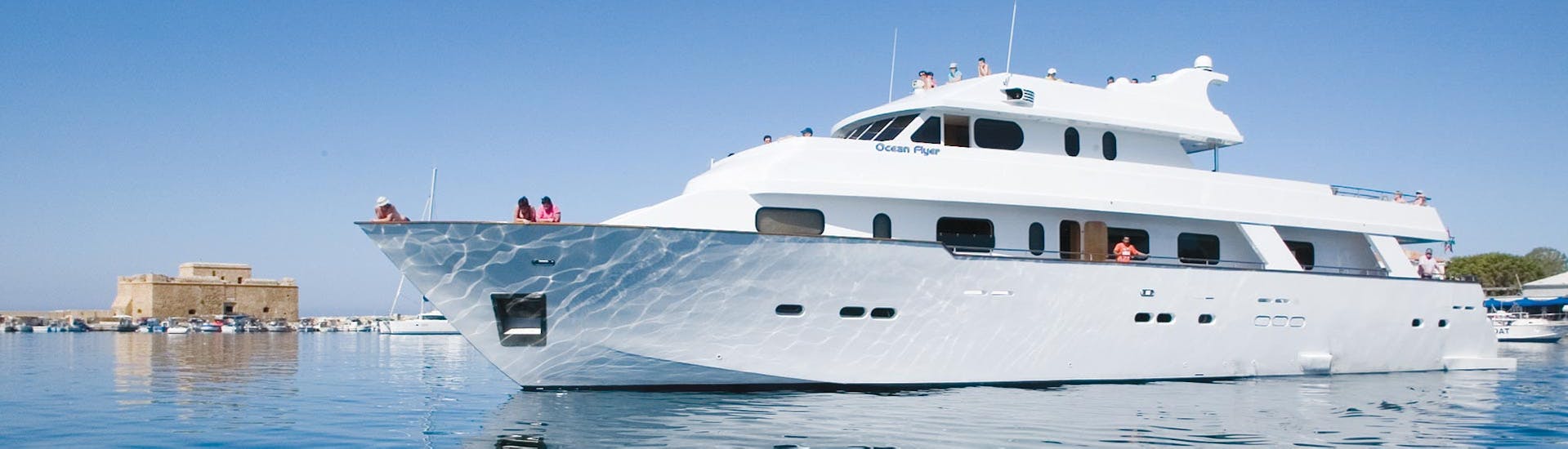 Le Ocean Flyer ayant jeté l'ancre pendant la balade en yacht de luxe dans la baie de corail et les grottes marines - pour adultes uniquement avec Paphos Sea Cruises