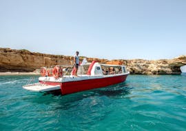 Blick auf das Boot während der Bootsfahrt von Rethymno zu den Piratenhöhlen auf Kreta mit Dolphin mit Dolphin Cruises Crete.