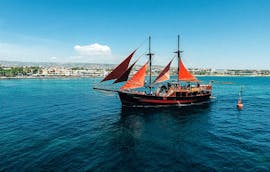 Vue sur le Jolly Roger, le navire qui vous emmènera en bateau pirate de Paphos à la plage de Rikkos.