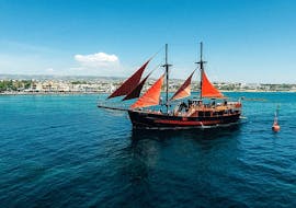 Vue sur le Jolly Roger, le navire qui vous emmènera en bateau pirate de Paphos à la plage de Rikkos.