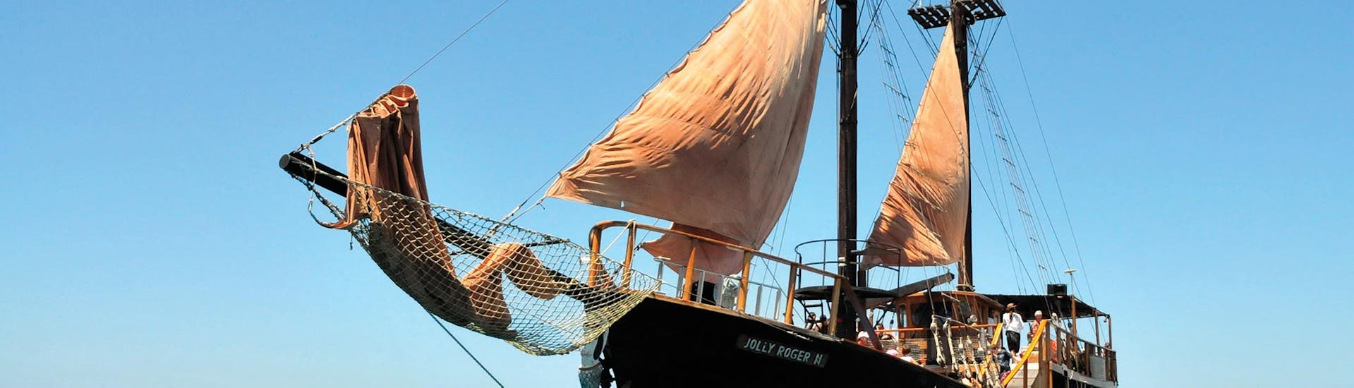 Vista del Jolly Roger, l'imbarcazione che vi condurrà in una gita in nave pirata da Paphos a Rikkos Beach.