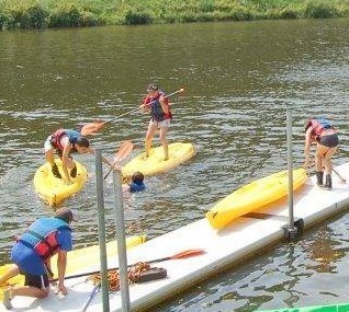 Participants paddling on the river thanks to the SUP Hire on the Mayenne River near Angers with Canotika Tourisme Mayenne.