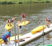 Die Teilnehmer paddeln auf dem Fluss dank des SUP-Verleihs auf dem Fluss Mayenne in der Nähe von Angers mit Canotika Tourisme Mayenne.