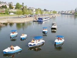 Vista delle barche elettriche sul fiume Mayenne durante il Noleggio barca elettrica sul fiume Mayenne vicino ad Angers con Canotika Tourisme Mayenne.