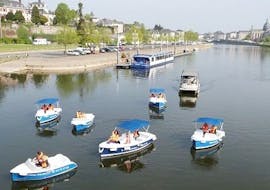 Blick auf die Elektroboote, die auf der Mayenne während des Elektrobootverleihs auf der Mayenne bei Angers mit Canotika Tourisme Mayenne fahren.