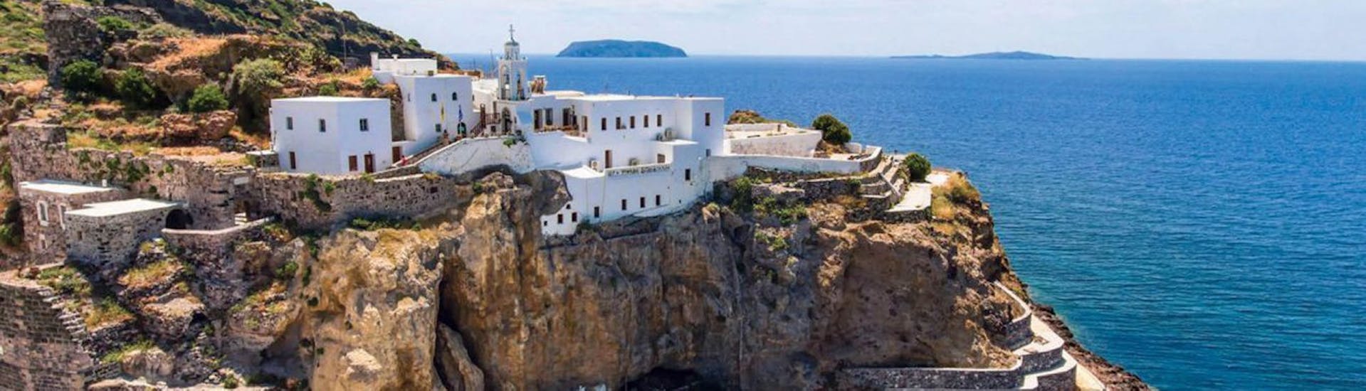 Sicht auf das Kloster, welches ihr bei der Bootstour nach Nisyros mit Vulkan-Tour ab Kardamena mit Sail Away Kos sehen könnt.