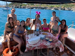 Een groep vrienden tijdens de boottocht naar Isola delle Femmine met snorkelen en lunch met Mini Crociere in Barca Palermo.
