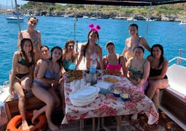 Un groupe d'amis pendant la balade en bateau à l'Isola delle Femmine avec snorkeling & déjeuner avec Mini Crociere à Barca Palermo.