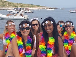Een groep meisjes tijdens de boottocht naar Capo Gallo met snorkelen en aperitief met Mini Crociere in Barca Palermo.
