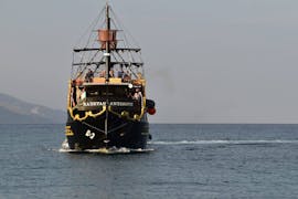La nostra barca pirata durante la gita in barca a Nisyros, St. Antonios e Yali da Kardamena con Sail Away Kos.