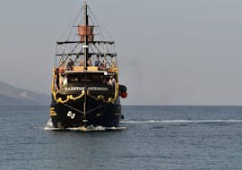 Onze piratenboot tijdens de boottocht naar Nisyros, St. Antonios & Yali vanuit Kardamena met Sail Away Kos.