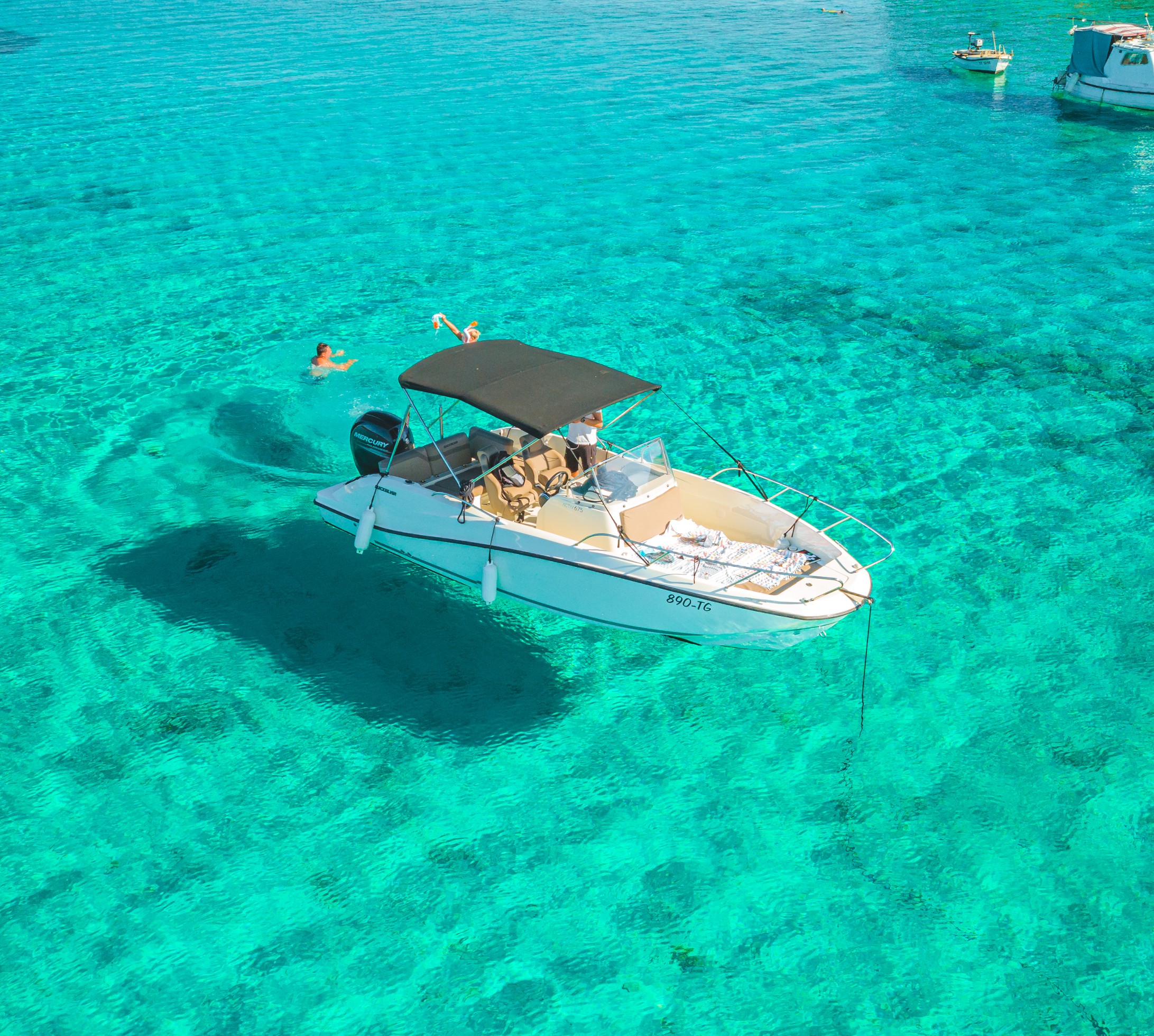 Foto van de boot van Mayer Charter Trogir op het kristalheldere water tijdens de prive-boottocht rond de Dalmatische Eilanden.
