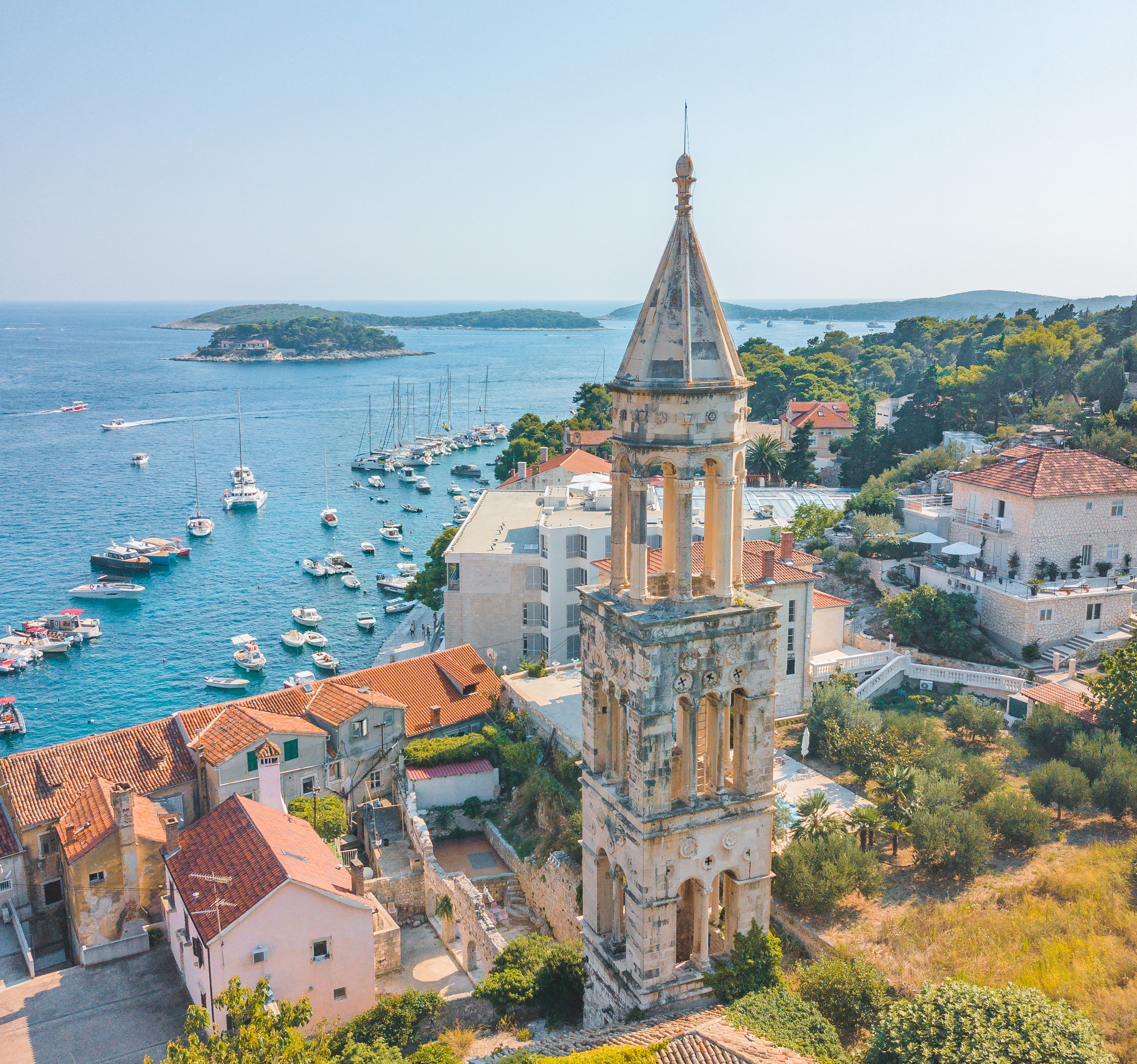 Foto van de beroemde kerkklok in Hvar tijdens de privé boottocht naar Hvar, Brač en de Pakleni eilanden met Mayer Charter Trogir.