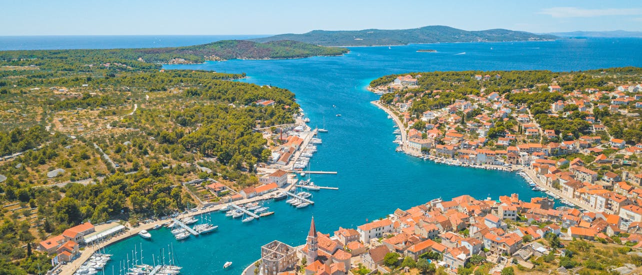 Bild des Hafens von Hvar während der privaten Bootstour nach Hvar, Brač und den Pakleni Inseln mit Mayer Charter Trogir.