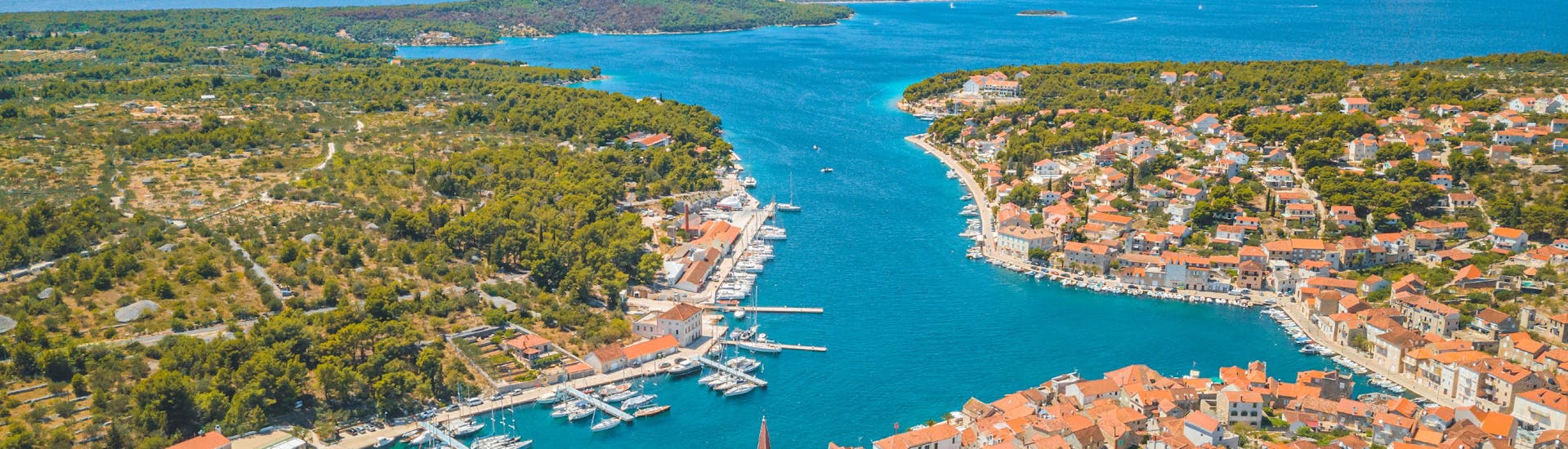 Imagen del puerto de Hvar durante el paseo en barco privado a Hvar, Brač y las islas Pakleni con Mayer Charter Trogir.