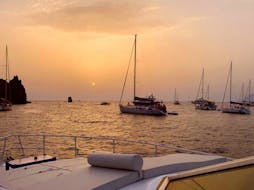 Il mare al tramonto durante il Giro in barca al tramonto lungo la costa di Palermo con aperitivo con Mini Crociere in Barca Palermo.