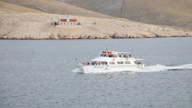 Le bateau d'Angelina Boat Tour Baška pendant la Balade en bateau au fjord de Zavratnica & à Rab avec Visite guidée.