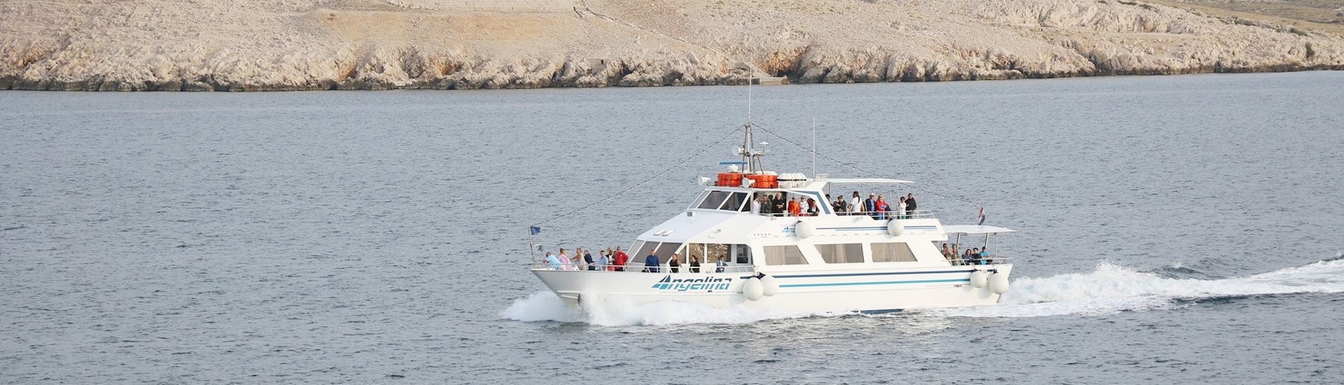 De boot van Angelina Boat Tour Baška tijdens de reis naar Zavratnica en het eiland Rab.