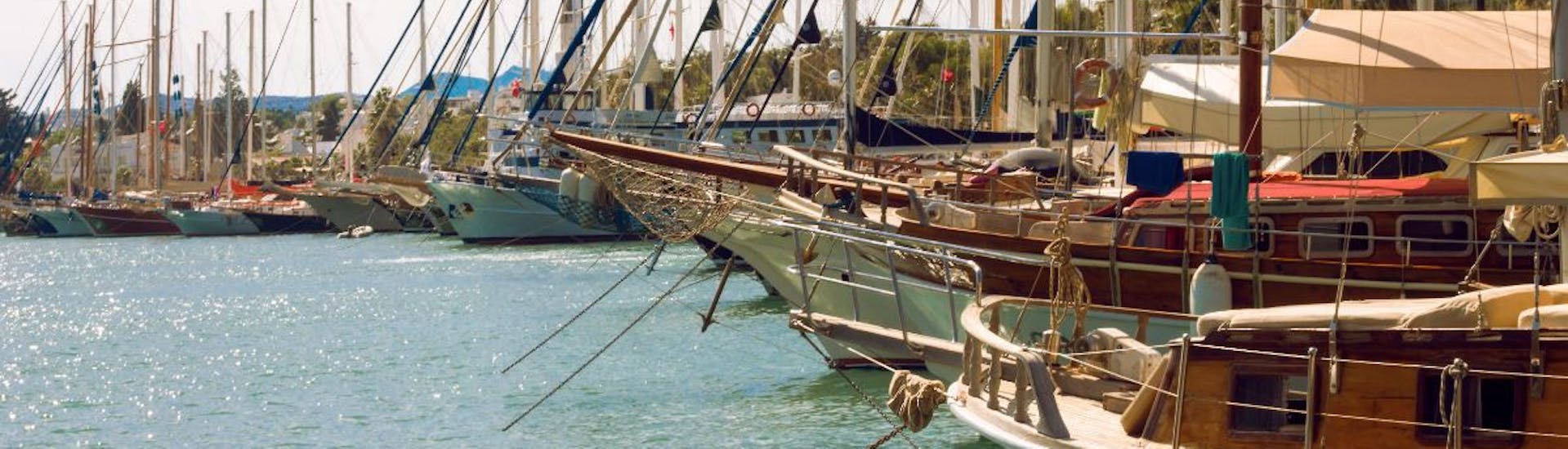 Bateaux dans le port de Bodrum pendant la balade d'une journée en Turquie au départ de Kardamena avec Sail Away Kos.